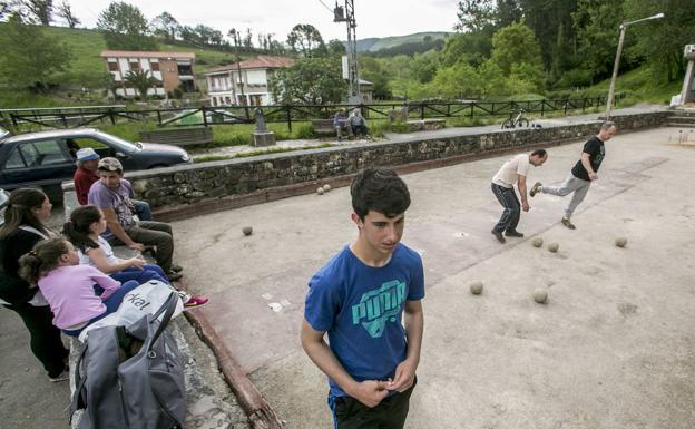 Anievas propone mejorar la bolera de Barriopalacio con el Plan de Obras de Administración Local