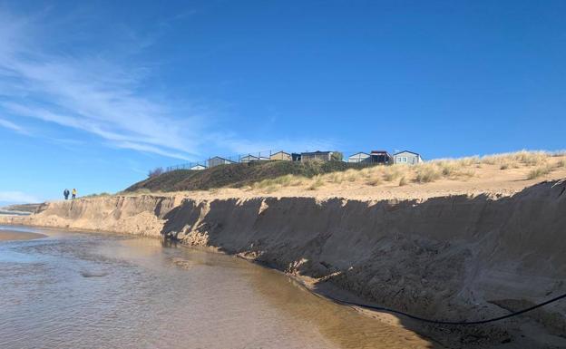 La playa de Loredo, partida por la mitad por los temporales