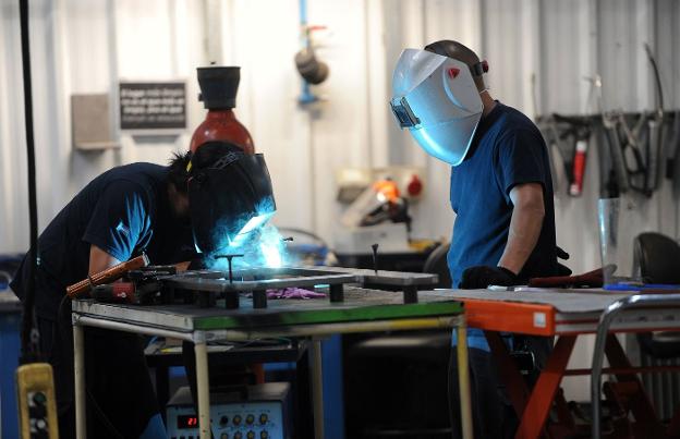 La producción industrial cántabra cae un 9,3% en 2020, dos décimas más que la de España