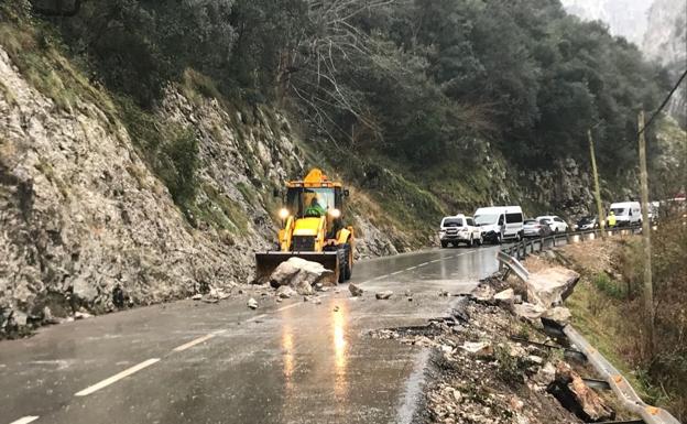 Otro desprendimiento de piedras y arbustos corta el Desfiladero de la Hermida de madrugada