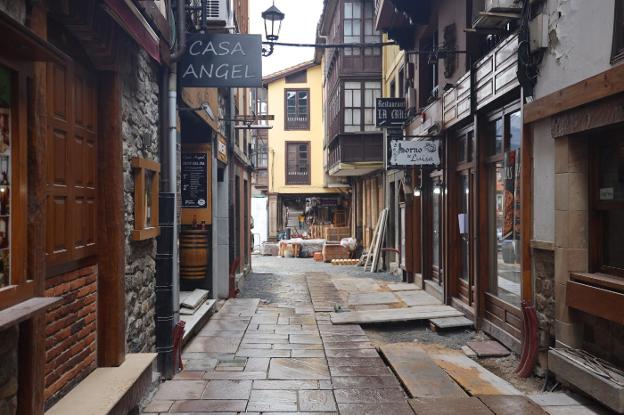 Empresarios y vecinos de la Cántabra de Potes piden que se resuelva la paralización de la obra