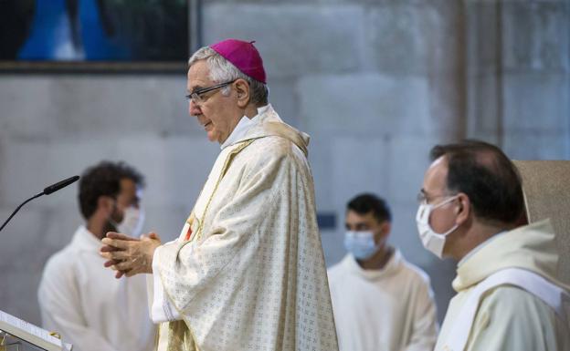 El obispo de Santander oficiará este jueves una misa por las víctimas del covid, en la Catedral