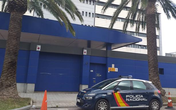 Detenido un hombre por robar un bolso con documentación y tarjetas del interior de un coche en Santander