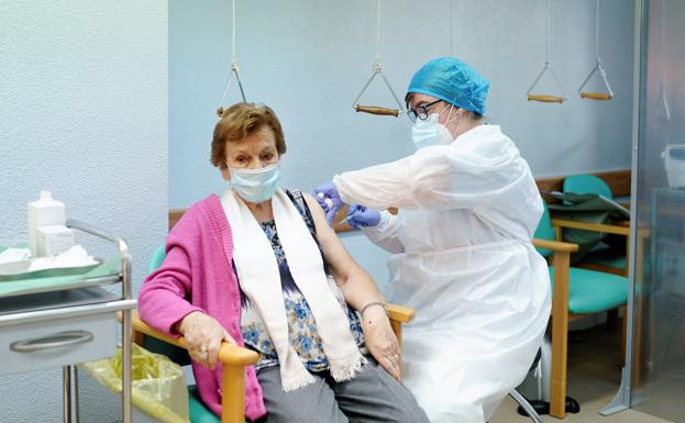 Varios colectivos profesionales sanitarios tienen ya muy cerca la vacuna