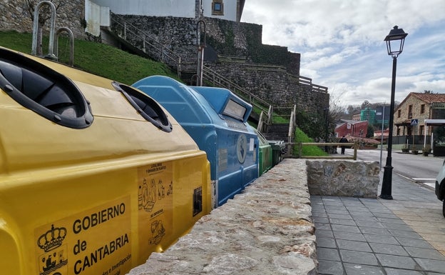 Comillas acondiciona una isleta para albergar los contenedores y garantizar la salubridad de la calle