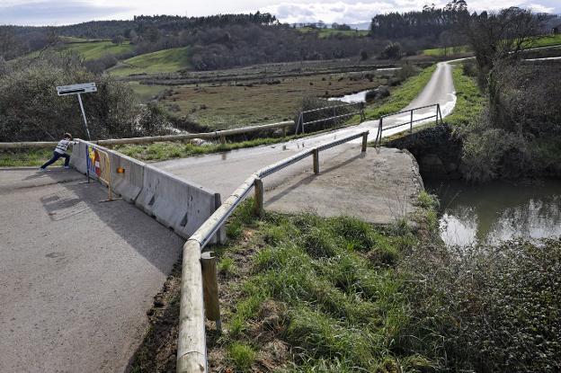 Cerrado el puente de Rioturbio tras venirse abajo uno de sus muros