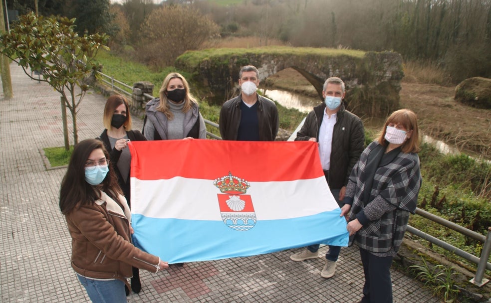 La nueva bandera de La Concha de Villaescusa ya ondea