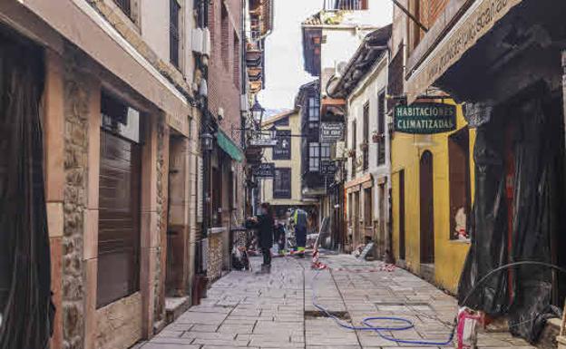 El pavimento de la calle Cántabra incumple la Ley de Patrimonio y se tendrá que buscar una alternativa