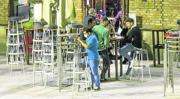 Cantabria supera el reto de la tercera ola covid y se salva del colapso