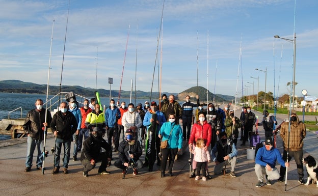 Los pescadores deportivos se concentran en Santoña contra la prohibición de echar la caña en el paseo marítimo