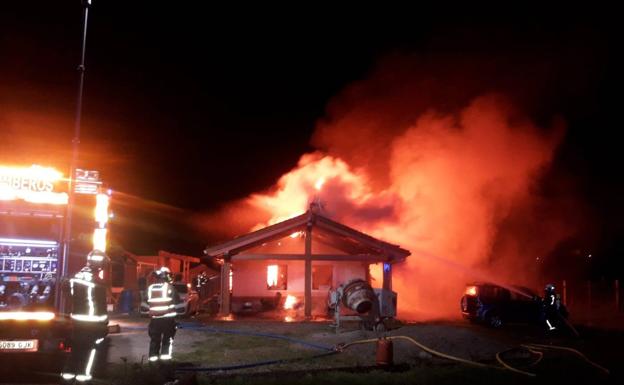 Un incendio calcina una casa en Guriezo