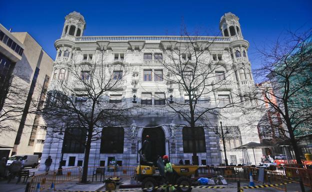 La reforma del edificio de Hernán Cortés del Banco Santander se iniciará en los próximos días