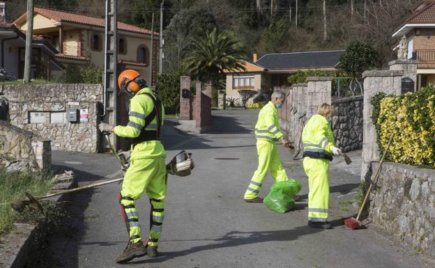 Camargo acomete labores de desbroce en los caminos y limpieza de imbornales en los pueblos