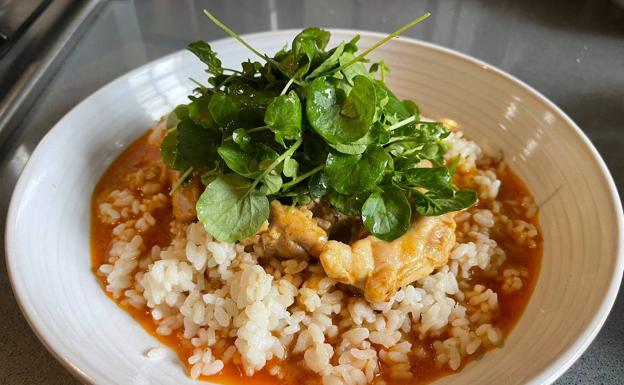 Hoy comemos arroz blanco con pollo y una sabrosa salsa de curry casera