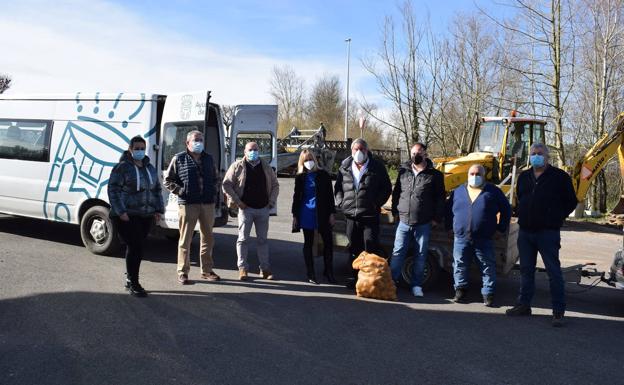 Los agricultores vallucos donan una tonelada de patatas al Ayuntamiento de Piélagos