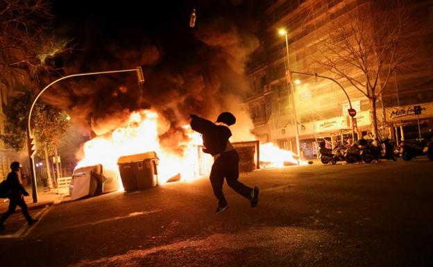 Casi 90 detenidos en otra noche de revueltas por Pablo Hasel