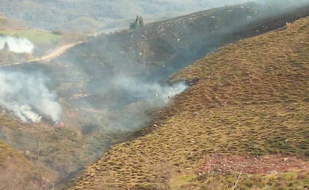 Cantabria mantiene tres incendios forestales activos de los veinte provocados desde ayer