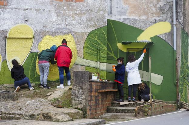 Las Jornadas Altera alumbran un gran mural de la artista Doa Oa en Puente San Miguel