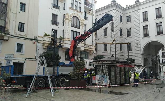 La Plaza del Príncipe da refugio al kiosco al que afectan las obras del Banco Santander