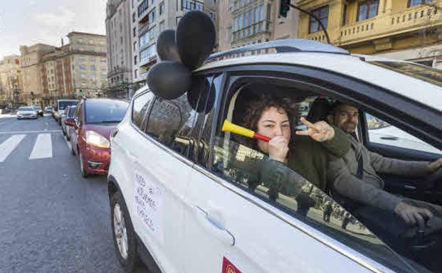 Una caravana de autónomos recorre las calles de Santander para exigir «ayudas reales»