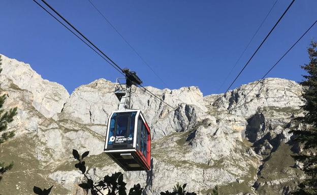 Primera sanción en Cantabria a un 'hombre pájaro' por hacer salto base desde la estación superior de Fuente Dé