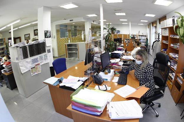 La falta de personal colapsa la gestión y algunos servicios en el Ayuntamiento