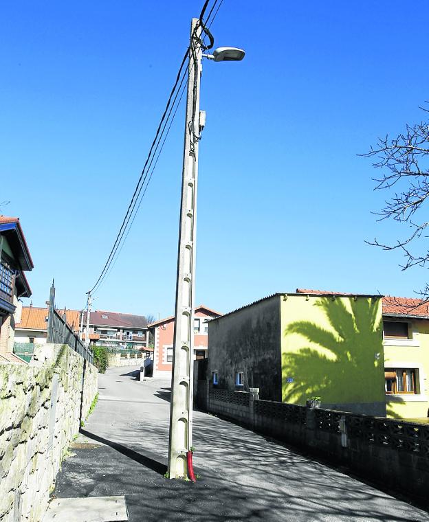 Miengo exige la retirada de un poste del medio de una calle