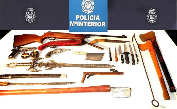 Detenido en Torrelavega un hombre con todo un arsenal de armas que atacó a su padre con un cuchillo