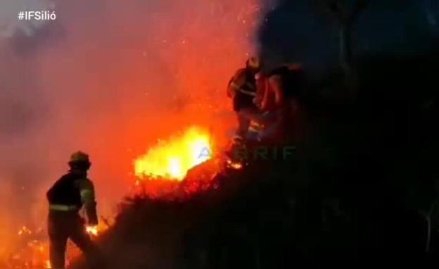 El cambio de tiempo se alía con las cuadrillas para acabar con los dos incendios que siguen activos