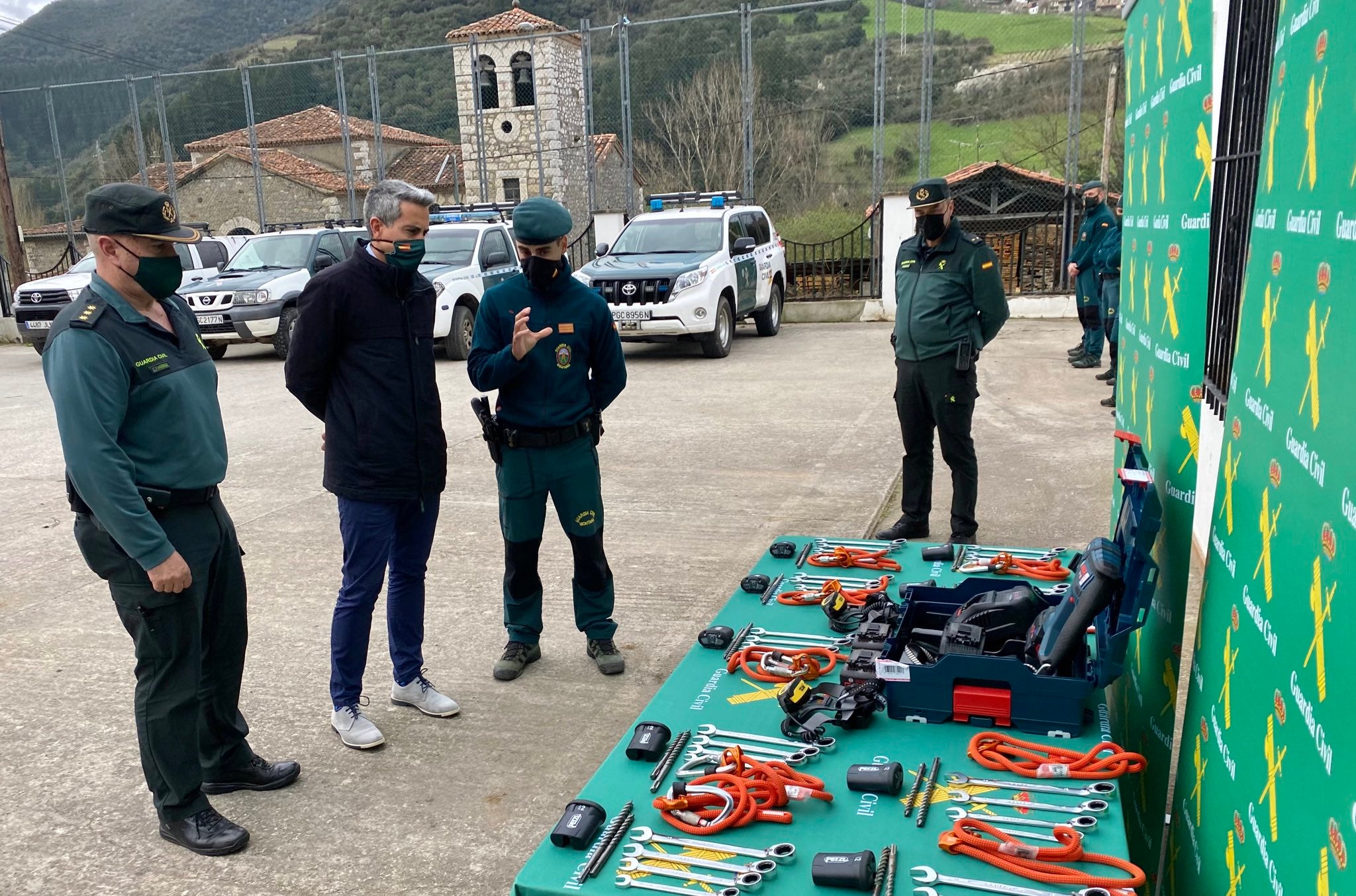 Entrega de material a los integrantes del GREIM de Potes