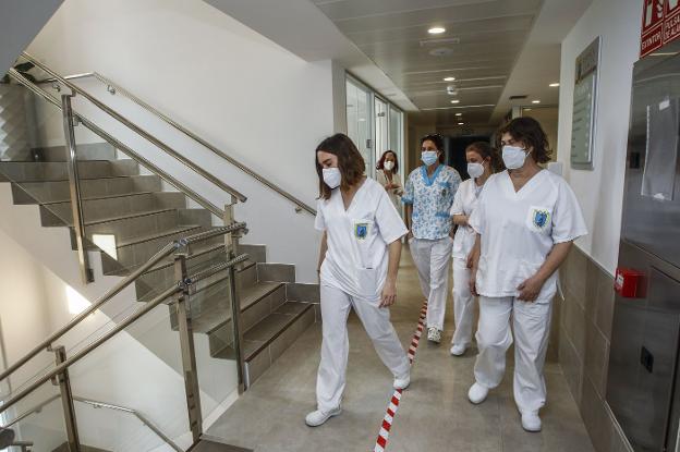 Baja la presión hospitalaria en Cantabria pero las UCI no dan respiro