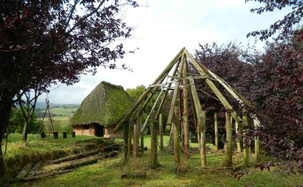 El Gobierno rehabilitará una de las cabañas del Poblado Cántabro de Cabezón de la Sal