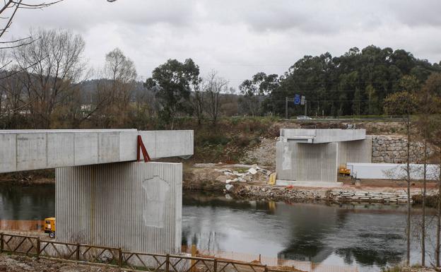 La obra de la pasarela de Torrelavega sobre el río contará con una segunda fase de 200.000 euros