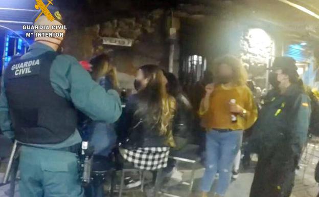 La Guardia Civil denuncia en Castro a 150 personas por incumplir las medidas del covid o beber en la calle