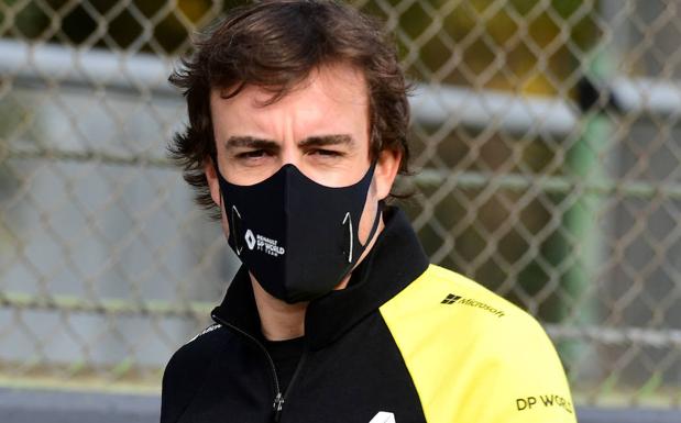 Fernando Alonso da la cara antes de la presentación del Alpine A521