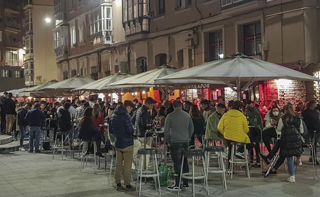 Las autoridades piden a los ciudadanos que no se confíen: «El virus sigue aquí»
