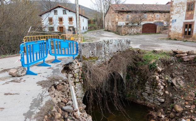 Gochicoa anuncia al alcalde de Campoo de Suso la reparación del puente de Soto