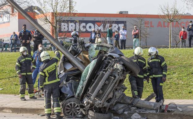 Sale vivo de un brutal accidente en el que dobló su coche al chocar contra una farola