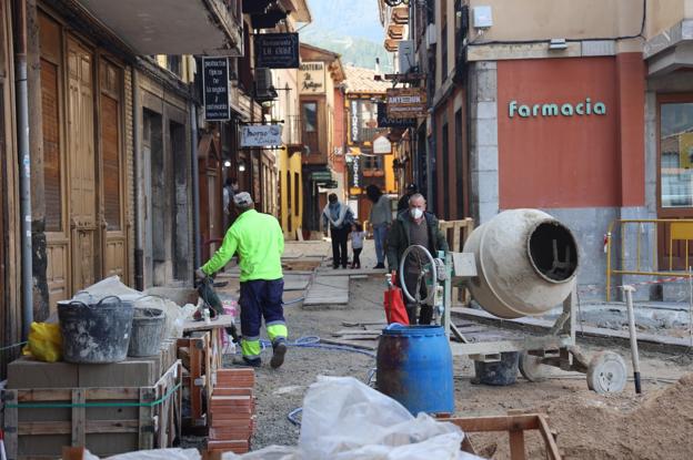 Potes acondiciona los accesos a la calle Cántabra para su apertura provisional