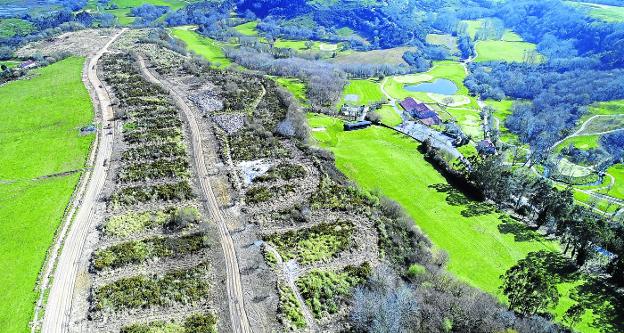 Las máquinas avanzan en la demolición de la urbanización de Santa Marina