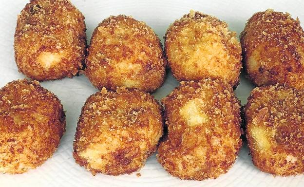 Hoy hacemos croquetas de queso, cremosas por dentro y doradas por fuera