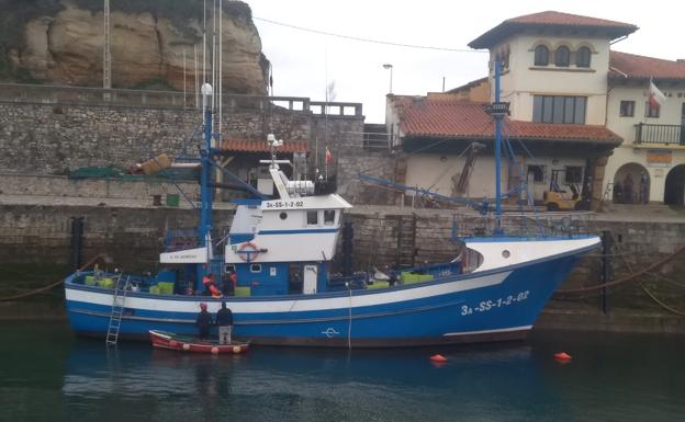 El buque insignia de la flota comillana accede al puerto tras años sin poder hacerlo por la falta de calado