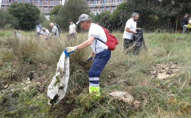 Las marismas acogen una nueva cita para luchar contra la 'basuraleza'