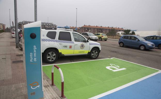 Camargo renueva el punto de recarga de vehículos eléctricos de la calle Rufino Ruiz Ceballos