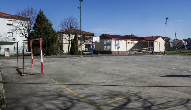 Las pistas polideportivas de Torrelavega envejecen a la espera de su mejora