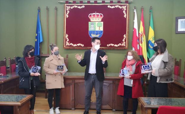 Colindres rinde homenaje a 68 mujeres que confeccionaron 20.000 mascarillas durante el estado alarma