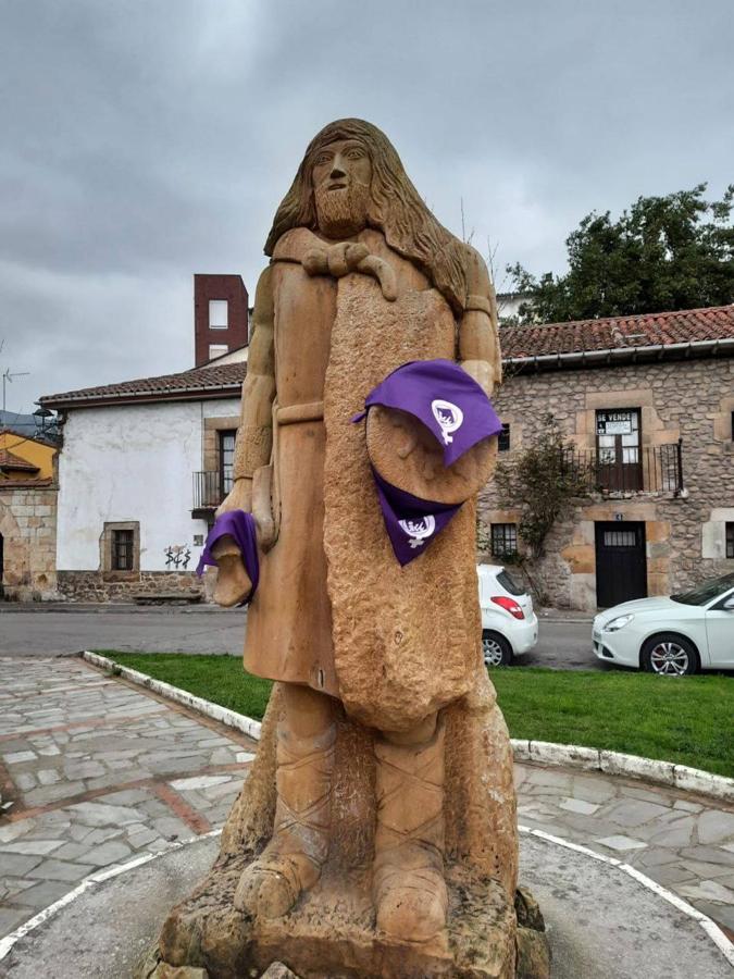 Estatuas de toda la región, con pañuelo morado