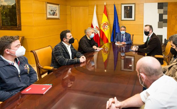 Revilla garantiza a los sindicatos ganaderos que Cantabria «no flojeará» en el conflicto por el lobo