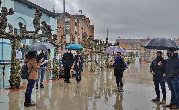 Los Corrales lleva a la céntrica plaza de la Constitución su homenaje a la mujer