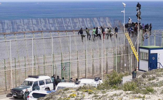 Inmigrantes hieren a tres guardias civiles al saltar la valla de Melilla